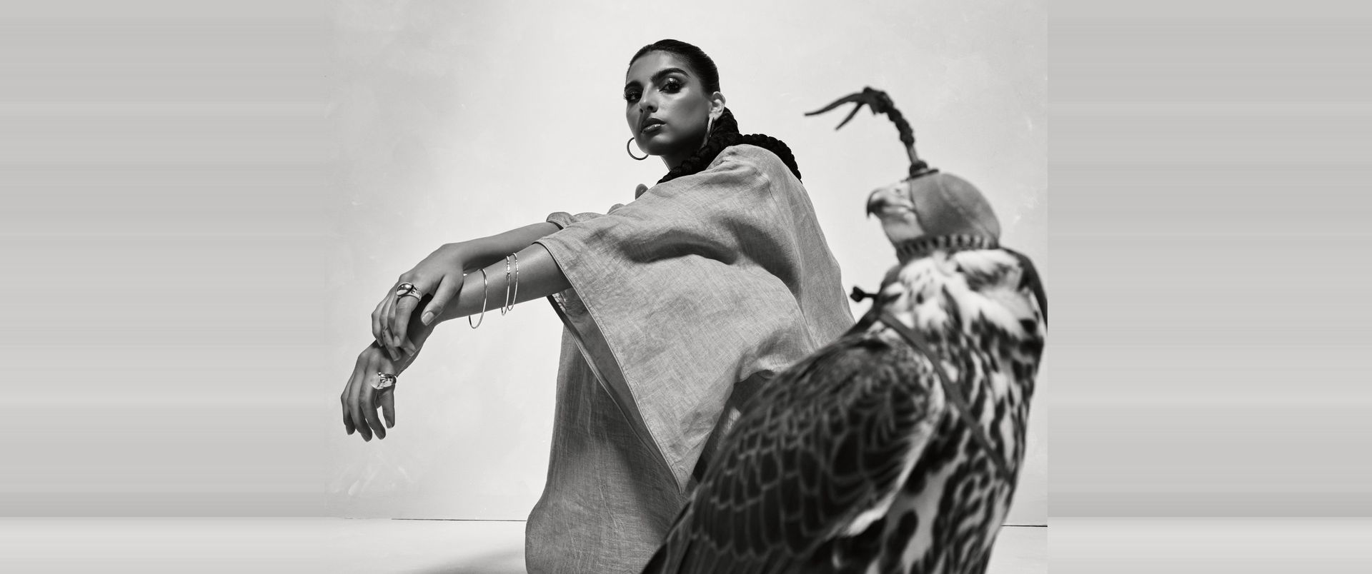Rebecca avec un faucon, éditorial noir et blanc – Emporio Models