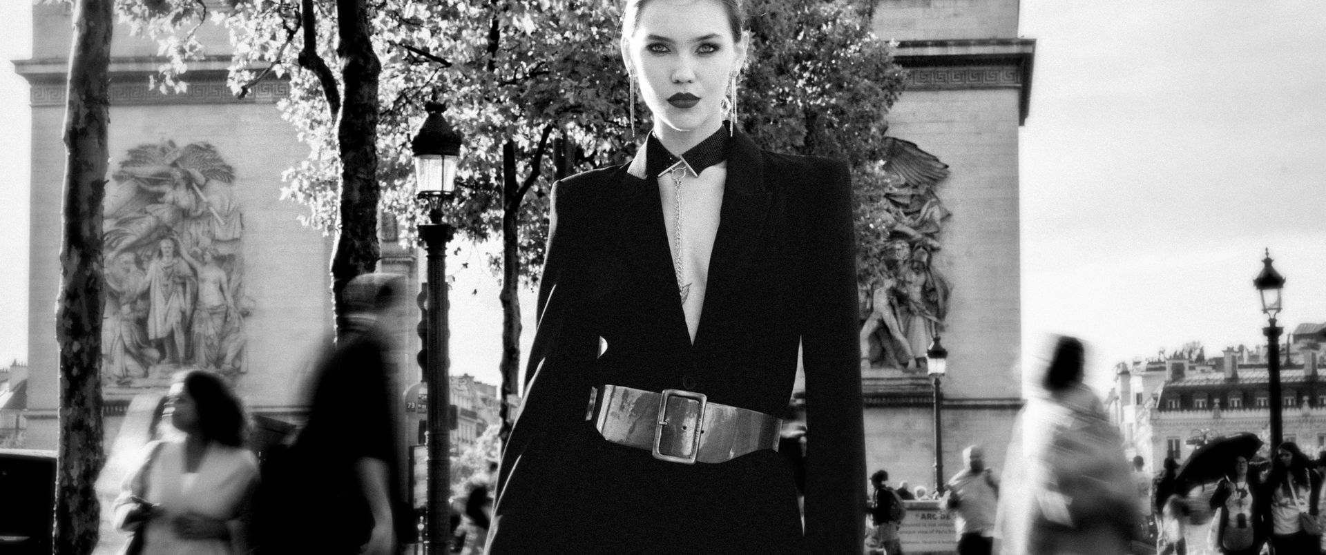 Irina P devant l’Arc de Triomphe, Paris, noir et blanc – Emporio Models