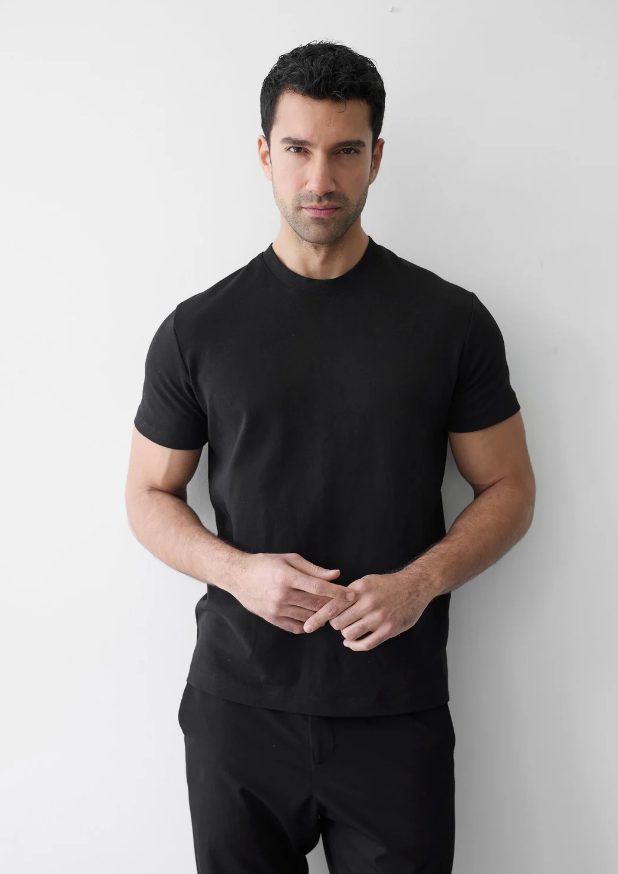 Exemple de digital d’un mannequin homme : lumière naturelle, fond neutre, sans filtre