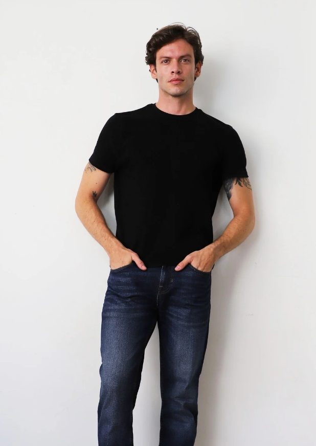 Exemple de digital d’un mannequin homme : lumière naturelle, fond neutre, sans filtre