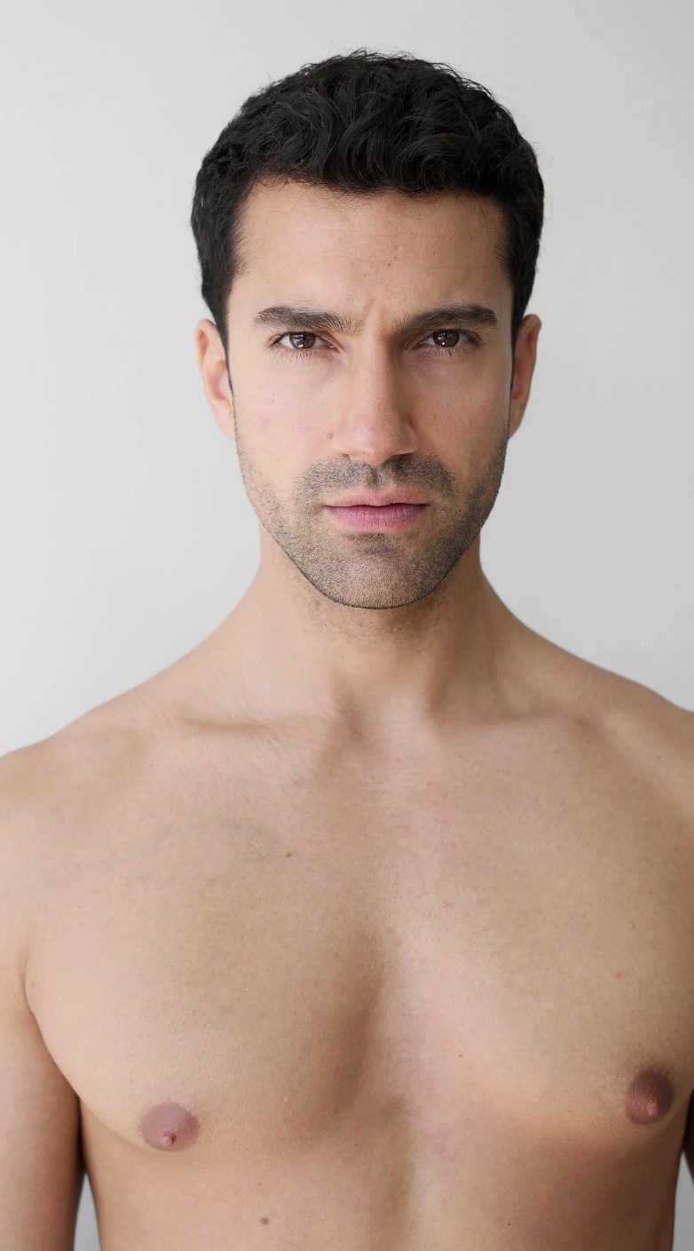 Portrait digital d’un mannequin homme, vue de face, lumière naturelle