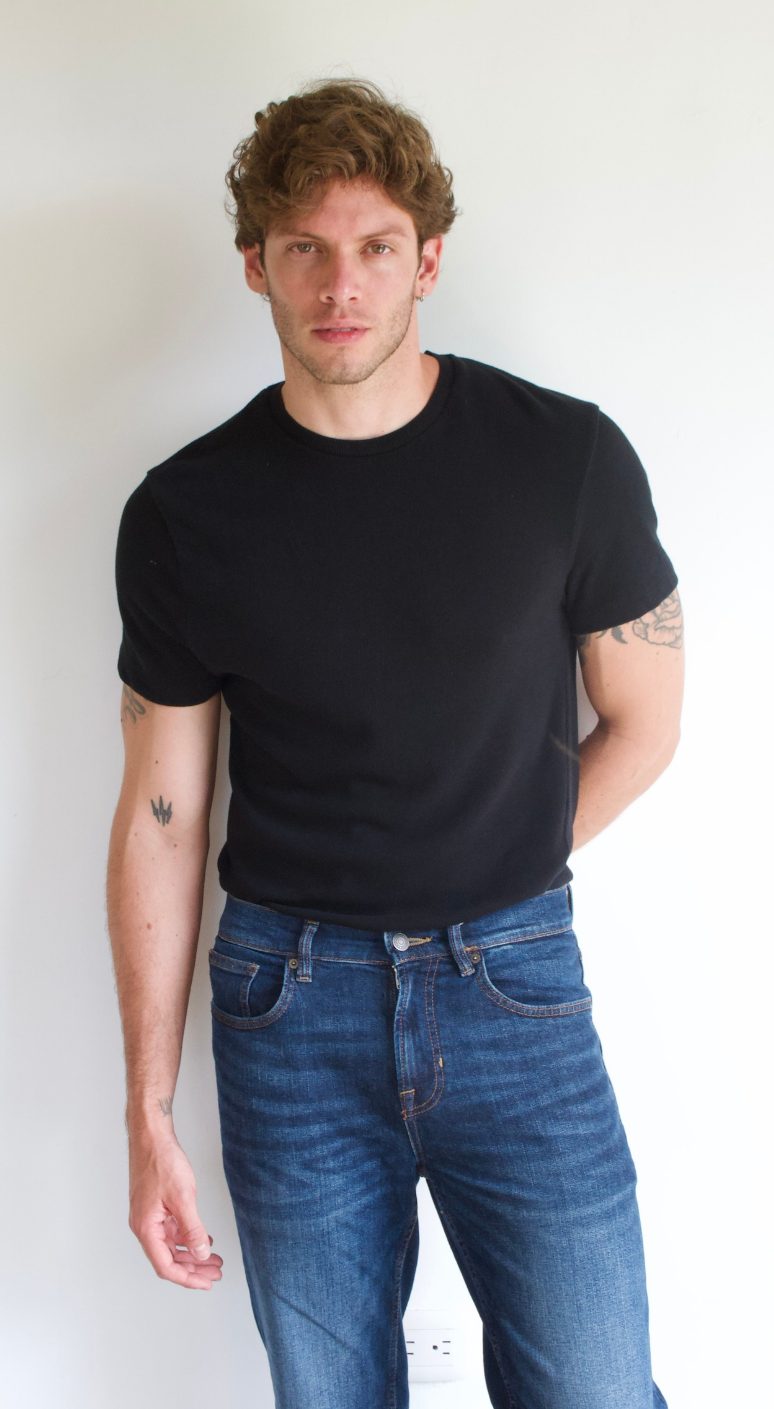 Pose naturelle 1 pour les digitals d’un mannequin homme, fond neutre