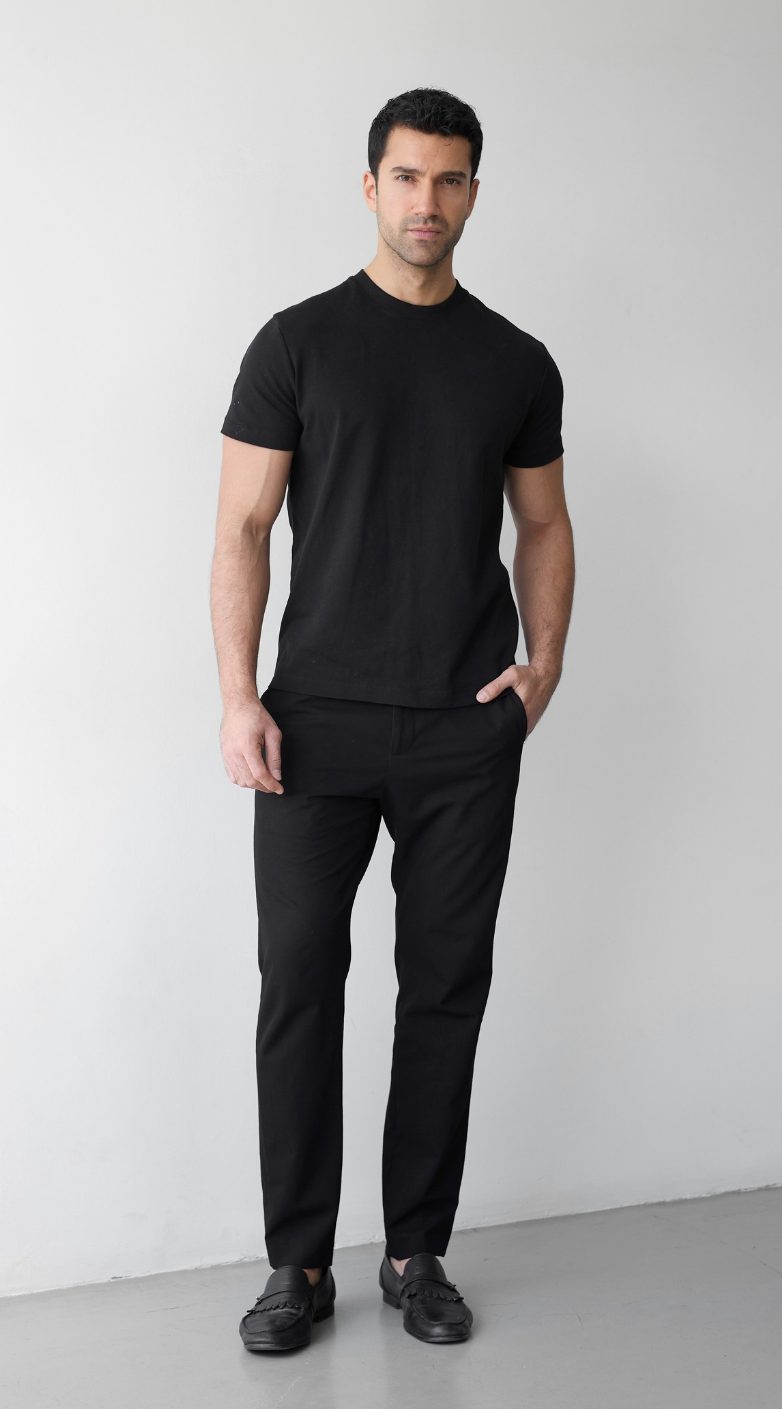 Pose naturelle 3 pour les digitals d’un mannequin homme, fond neutre