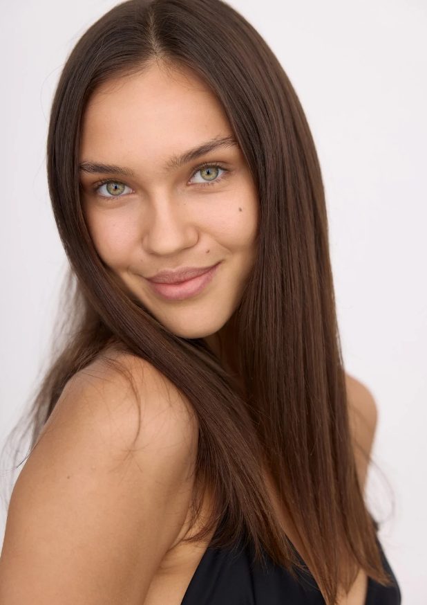Exemple de digital d’une mannequin femme : lumière naturelle, fond neutre, sans filtre