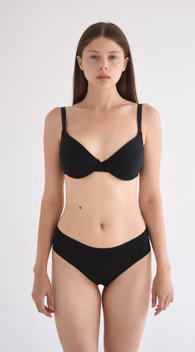 Digital mi-corps d’une mannequin femme, vue de face, fond neutre