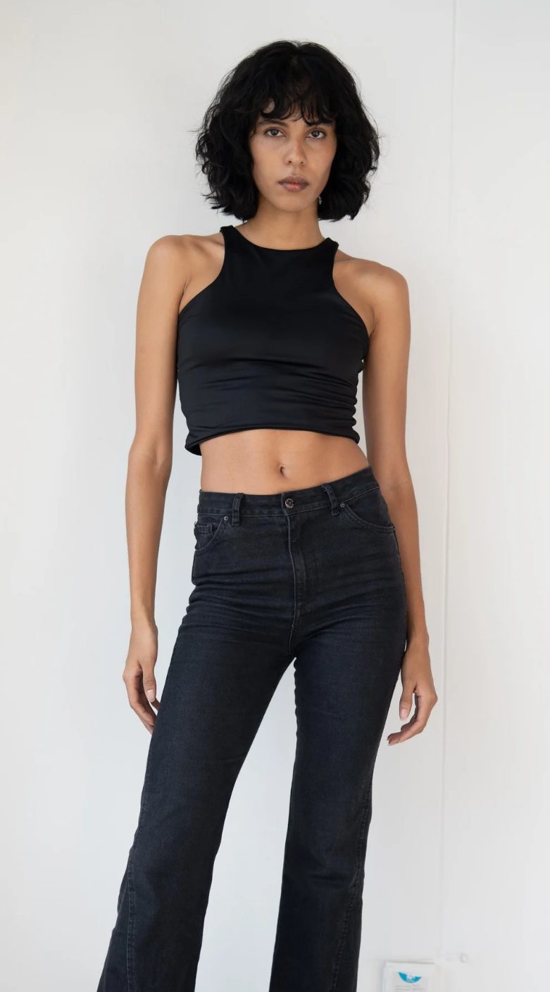 Pose naturelle 2 pour les digitals d’une mannequin femme, fond neutre